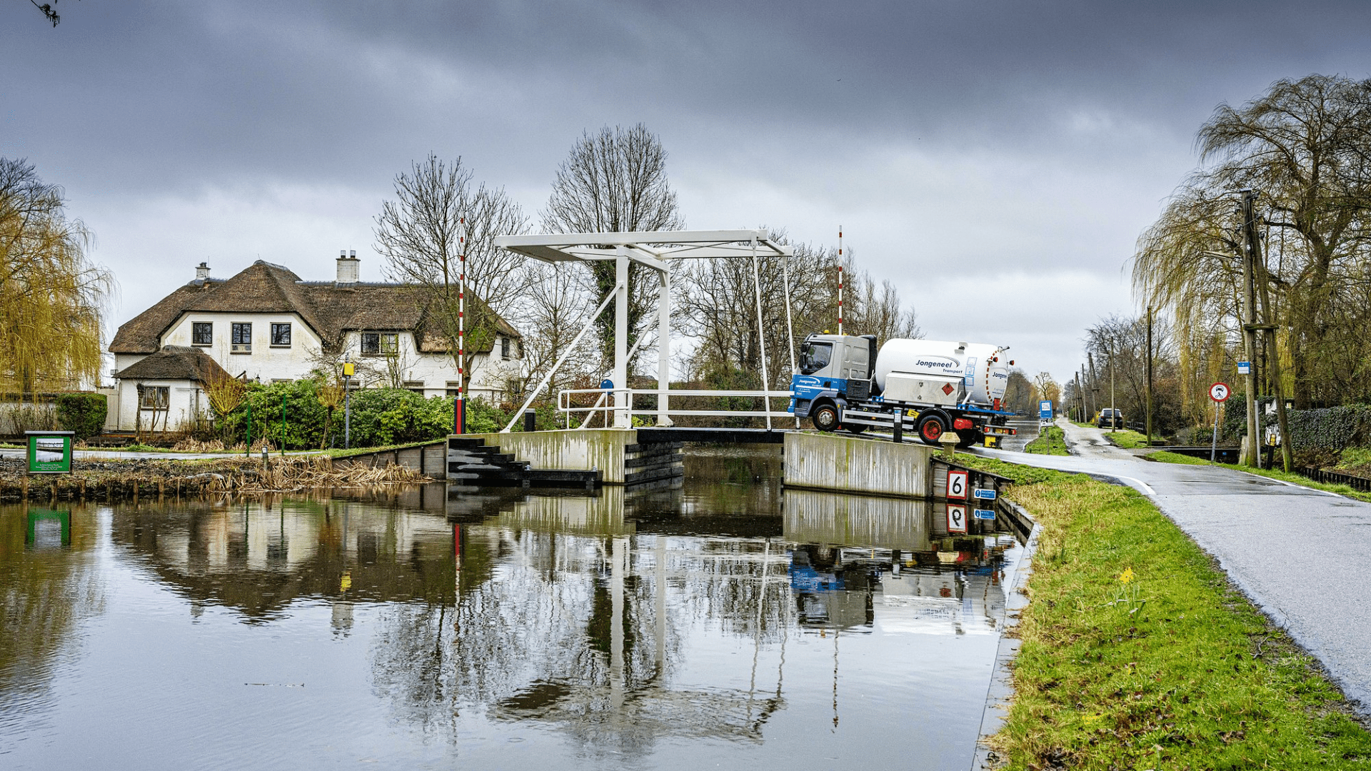 Vrachtwagen rijdt ophaalbrugje over