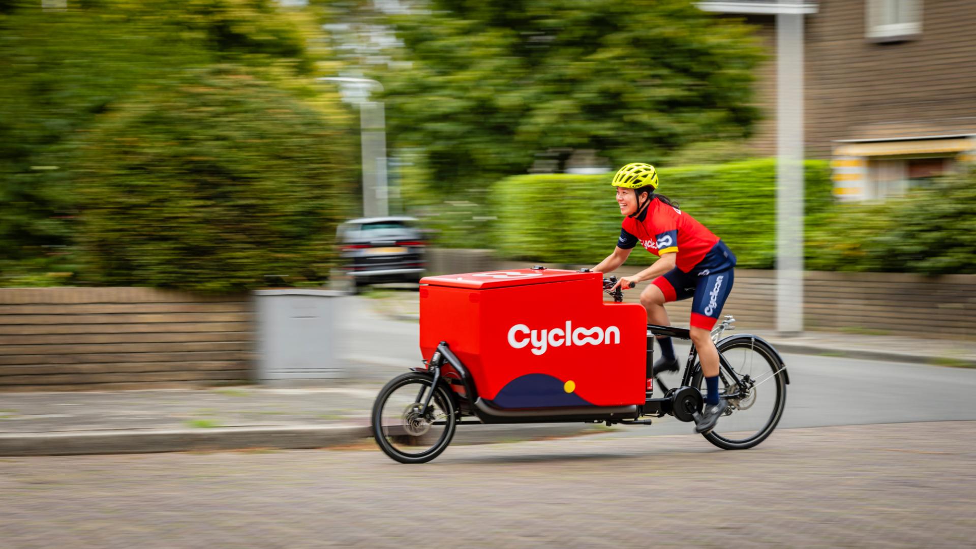 Pakketbezorger fietskoeriersdienst Cycloon