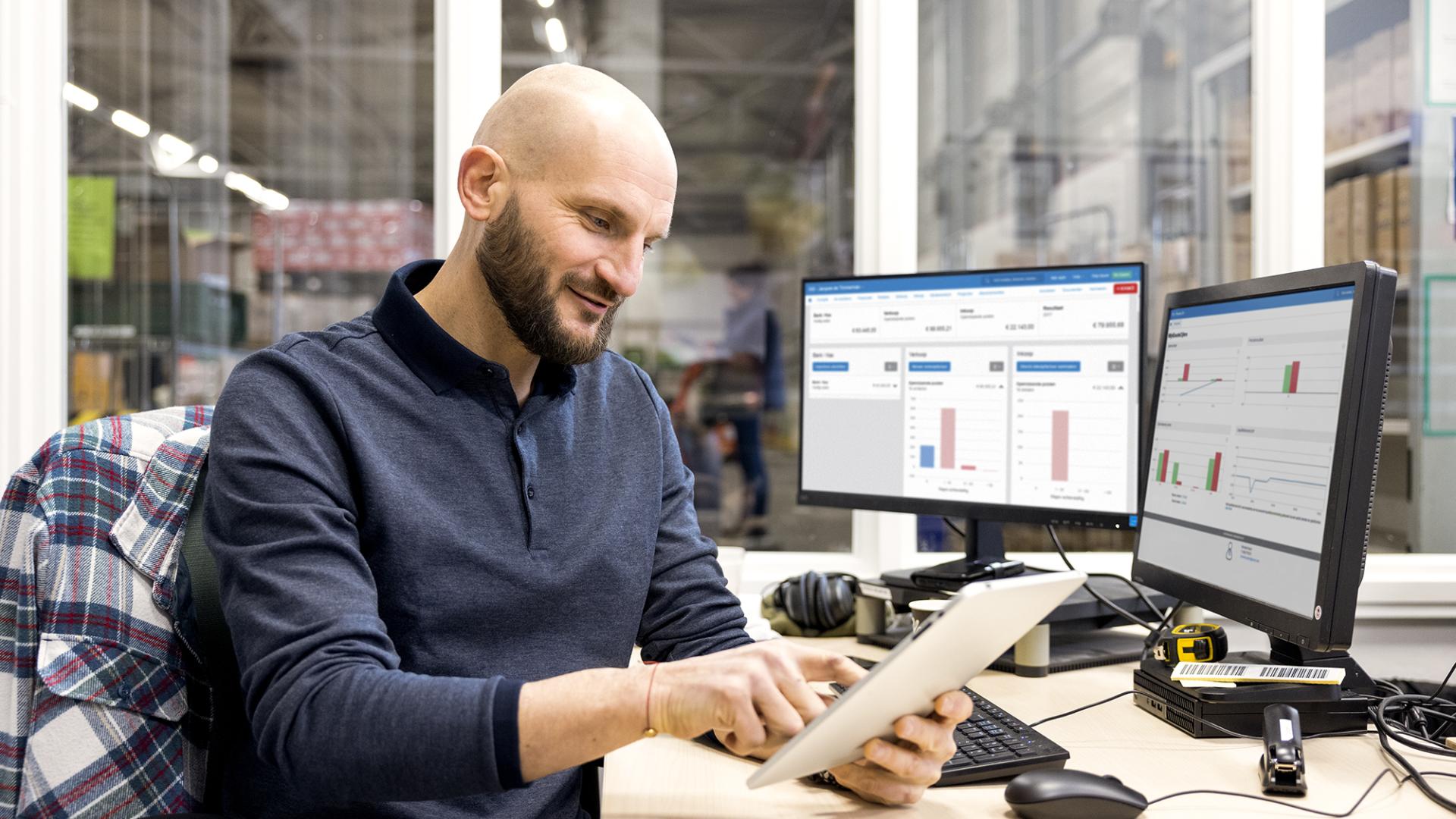 Man achter  bureau met computer