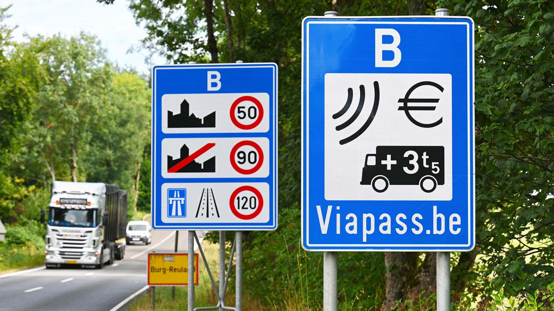 Verkeersborden langs de weg