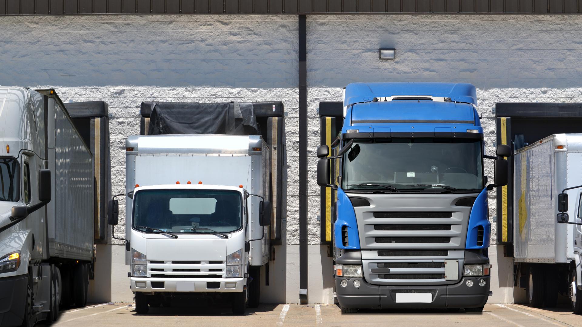 Trucks bij de laad en los docks