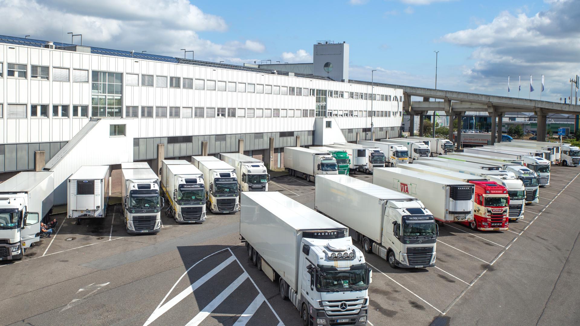 Trucks laden en lossen bij distributiecentrum