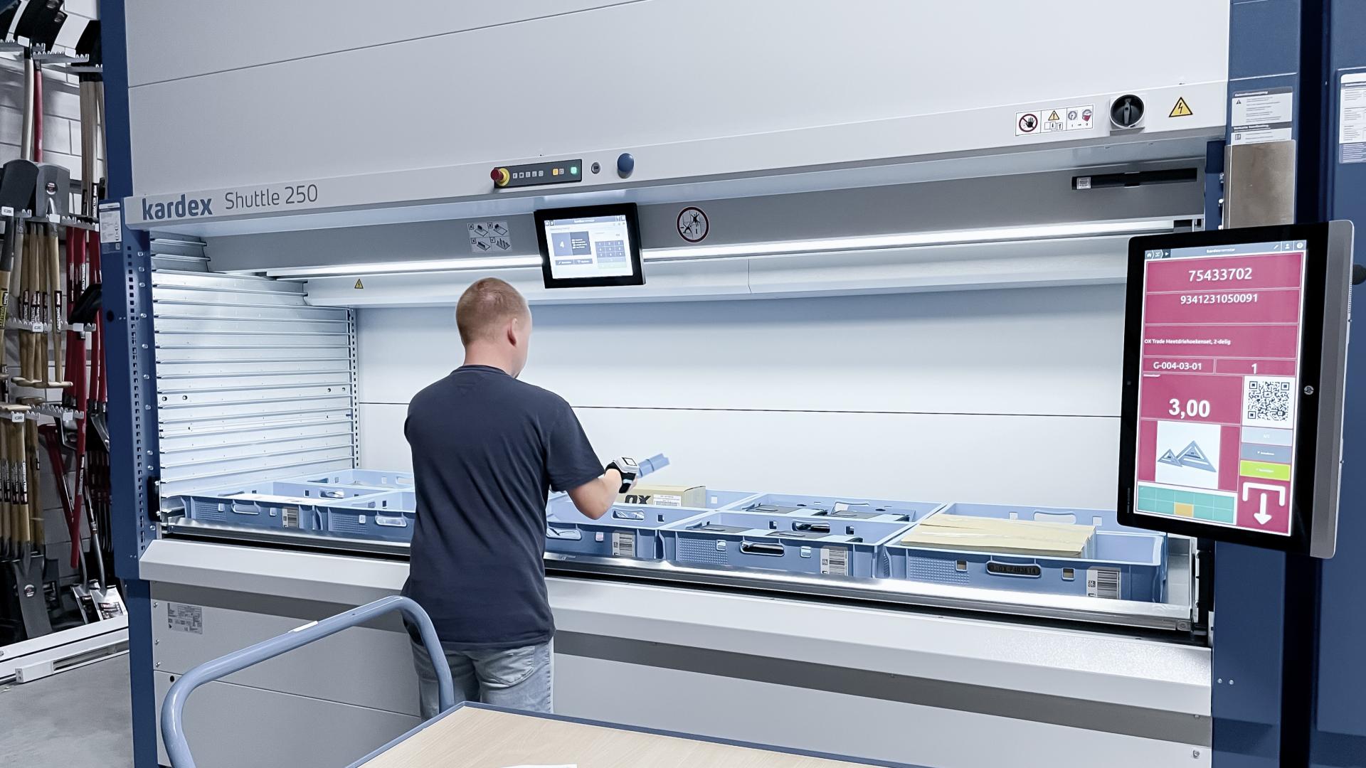 Gereedschapsleverancier Amwittools International heeft zijn magazijn geautomatiseerd en uitgebreid met drie nieuwe shuttles en een color pick-systeem. 