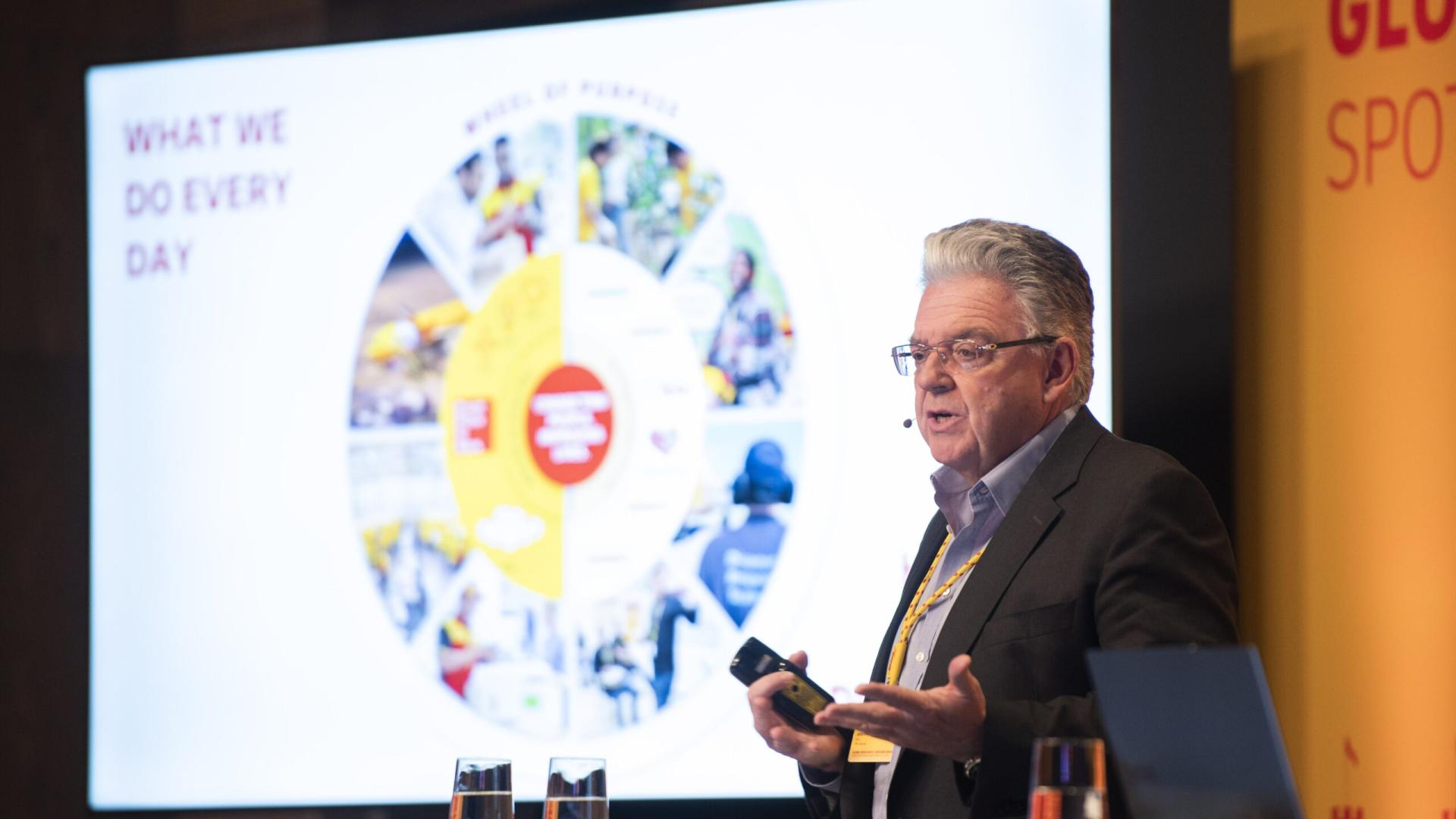 Man voor presentatiescherm