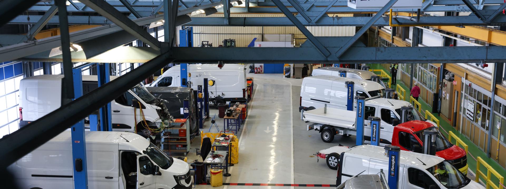 Bedrijfswagens in garage
