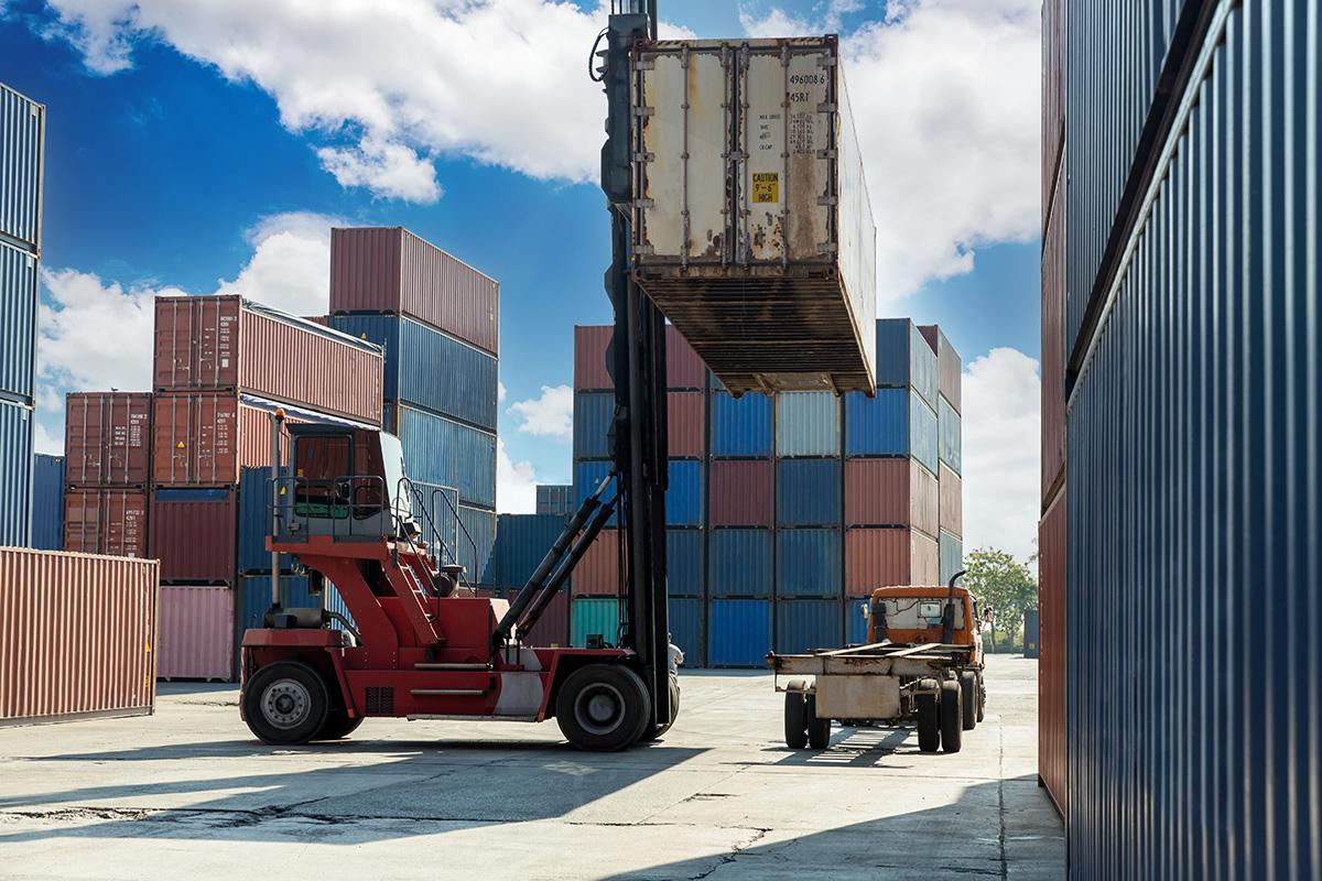 Container laden op truck