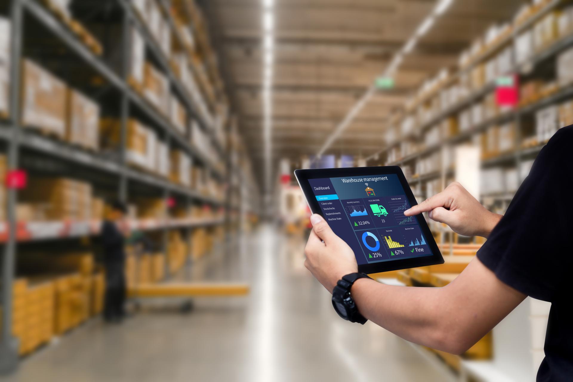 Medewerker in warehouse met tablet